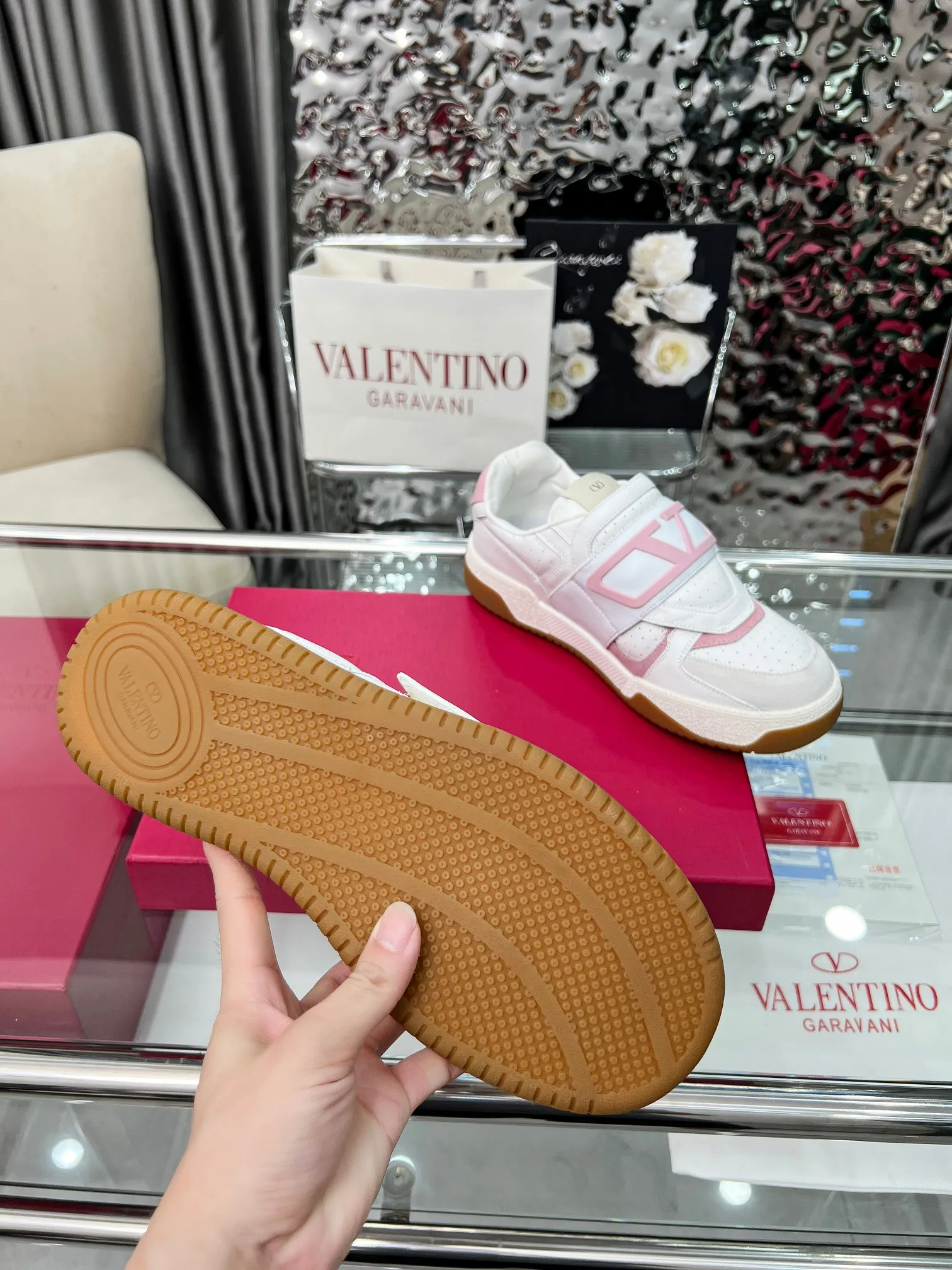 [Valentino] P: 680💰 Couple style, size: women 35-40▪️men 39-44 (customized at 45.46) Valentino 𝑶𝒏𝒆𝑺𝒕𝒖𝒅 Couple sports bread shoe series Valentino 2025 new couple sports shoes are on sale. The original ZP purchase and disassembly. Repeated pattern making and modification. 1:1 restoration! Top luxury masterpiece Velcro design Soft and comfortable imported calfskin brings excellent and elegant texture and excellent foot comfort Top purchasing version upper: imported calfskin surface/original oil edge craftsmanship Lining: water-dyed sheepskin lining Outsole: original development 𝐓𝐏𝐔 two-color combination outsole Packaging: original configuration complete package